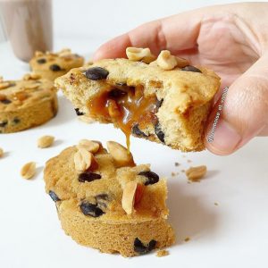 Cookies éclats de cacahuètes et cœur caramel
